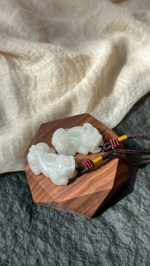 冰白翡翠貔貅擺件
